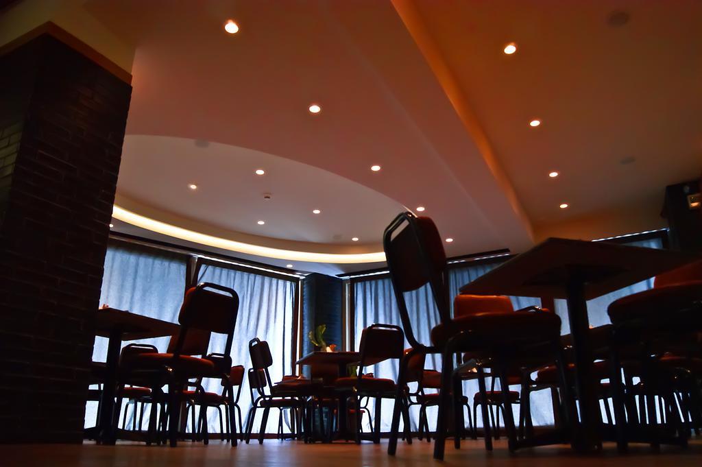 Adonis City Hotel Патра Экстерьер фото