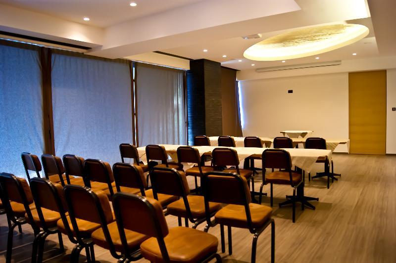 Adonis City Hotel Патра Экстерьер фото
